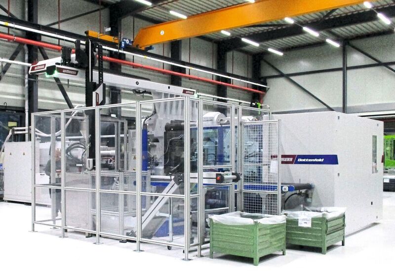 Für die Produktion mit der Macropower 1000/16800 von Wittmann-Battenfeld hat sich Aquatherm für eine Sonderautomation entschieden, die hier neben der Spritzgießmaschine zu sehen ist. (Aquatherm)