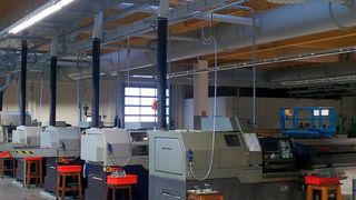 Gutes Hallenklima von Anfang an: In einer neuen Produktionshalle mit modernem Maschinenpark plante und montierte Büchel für einen Zulieferer für Antriebstechnik eine zentrale Absauganlage inklusive Be- und Entlüftungssystem. (Büchel)