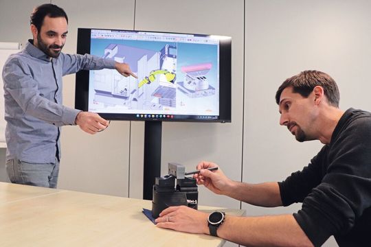 Von der Integration einzelner Maschinen bis hin zur Planung kompletter Fertigungszellen: Christian Eberle und Philipp Hugentobler setzen bei Gremotool auf die präzise Bewegungssimulation der Komponenten.(Bild:  Martin Sinzig)