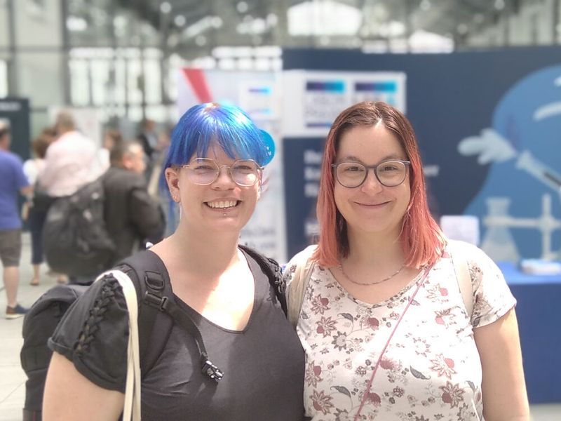 Besucherstimmen der LAB-SUPPLY Berlin
Franziska Kiele von der FU Berlin (l.) und Jeanette Farshadi vom Umweltbundesamt

Kiele: „Ich war positiv überrascht: Ich konnte zu Firmen gehen, mit denen ich sowieso sprechen wollte – bloß jetzt über den kurzen Weg statt immer nur per E-Mail. Auch das Angebot an Vorträgen hat mir gefallen. Die Themen sind breitgefächert, da ist denke ich für jeden was dabei.“

Farshadi: „Ich fand es heute ein bisschen voll im Vergleich zu den Vorjahren, aber abgesehen davon ist es jedes Mal ein Highlight – ich würde immer hierher gehen.“



Mehr Infos zu den kommenden LAB-SUPPLY-Messen finden Sie auf www.lab-supply.info
 (Bild: Lüttmann – VCG)