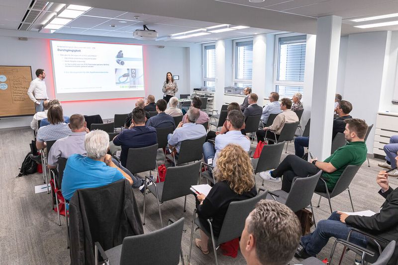 16. Anwenderkongress Steckverbinder. Auf dem Steckverbinderkongress 2022 konnten die Teilnehmer zwischen vier hands-on Workshops wählen – Dichtheitsprüfung, Crimpen, Kabelkonfektionierung und Single Pair Ethernet. (Bild: Elektronikpraxis)