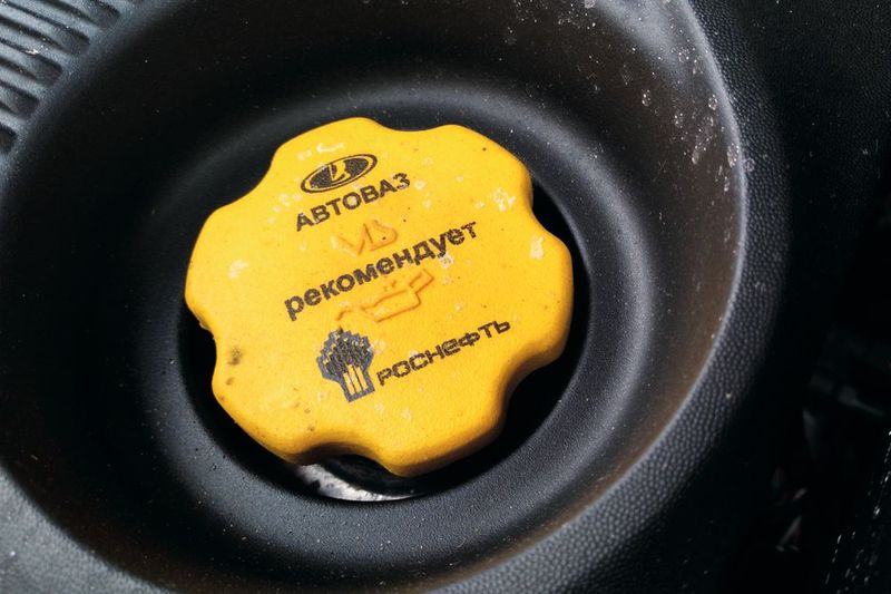 Hier bitte möglichst heimisches Öl einfüllen: Der Hersteller Avtovaz empfiehlt auf dem Öleinfülldeckel den russischen Mineralölkonzern Rosneft - das haben wir so bei noch keinem anderen Testwagen gesehen. (Bild: Thomas Günnel)