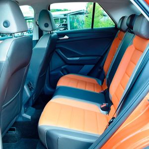 Konsequentes Farbdesign – kompaktes Platzangebot: Auch im Fonds nehmen die Passagiere auf Sitzen im passend peppigen Farbton Platz. Dabei überrascht es nicht, dass der Sitzkomfort gerade für langbeinige Fahrgäste eher sportlich als behaglich geräumig ist. (Bild:  »kfz-betrieb» / Schweitzer)