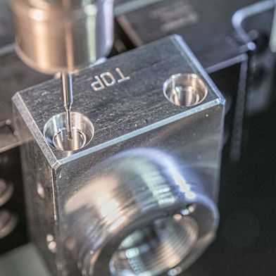 Zwei Tieflochbohrungen treffen unter einem definierten, nicht rechten Winkel auf jeweils eine Bohrung mit dem Bohrungsverhältnis 1:1 auf unterschiedlichen Ebenen. Diese Verschneidung wurde mit dem Entgratsystem Back-Burr Cutter & Path entgratet. Durch den von Kempf mitgelieferten NC-Datensatz fährt der Fräser die Kontur exakt ab und garantiert wiederholgenaue Entgratergebnisse. Der Kugelfräser als Sonderausfertigung mit abgesetztem Schaft und 2,3 Millimeter Durchmesser ist mit seiner hochwarmfesten AlTiCrN-Beschichtung und dem abgesetzten Schaft prädestiniert für diese Art von Entgrataufgaben.   (Bild: Kempf )