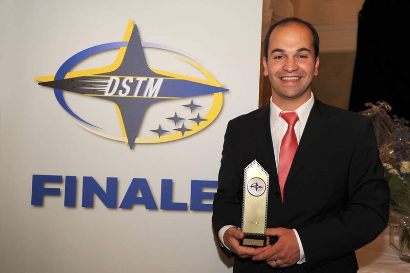 Tayfun Hosel bei der Siegerehrung: Er ist der neue Meister der Techniker von Subaru Deutschland. (Archiv: Vogel Business Media)