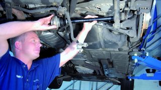 Beim Einbau der 
reparierten bzw. neuen Gelenkwelle muss der Mechaniker sorgsam vor-
gehen. Nicht nur 
der Durchmesser, sondern auch die Zähnezahl müssen stimmen. (Archiv: Vogel Business Media)