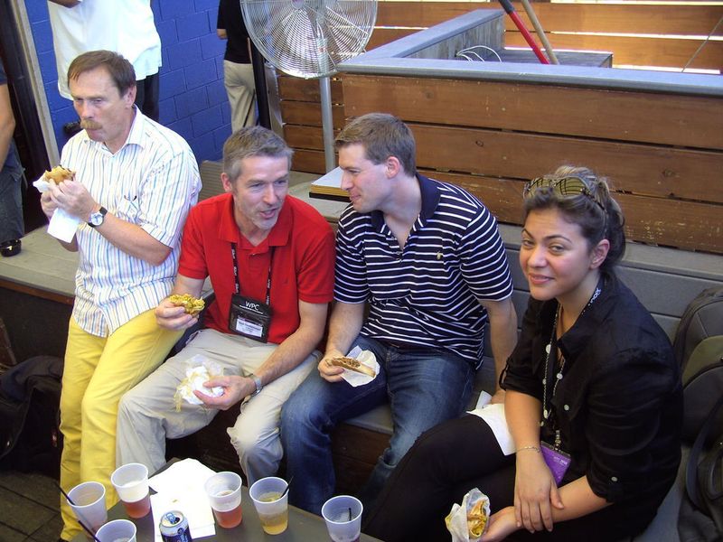 Deutsche Partner schauen in der Sportsbar Fussball. (Archiv: Vogel Business Media)