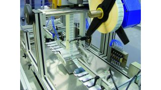 Mit Haftetiketten können Glas- wie Kartonverpackungen mit Datamatrix-Codes wie mit RFID-Tags versehen werden.  (Bild: Faller)