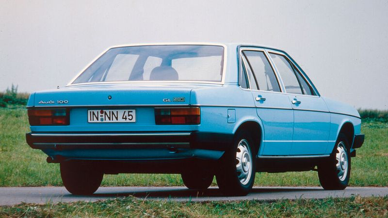 Mit dem Audi 100 (C2) präsentiert Audi 1978 sein erstes Dieselmodell. Der Fünfzylinder-Saugmotor mit zwei Liter Hubraum leistet 51 kW (70 PS) und 123 Newtonmeter Drehmoment. Er treibt auch die nachfolgende Generation C3 an, befeuert sowohl die Limousinen als auch die Avant-Versionen. Ab 1984 gibt es den Motor mit Turboaufladung und 64 kW (87 PS) Leistung sowie 172 Newtonmeter Drehmoment. (Bild: AUDI AG)