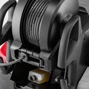 Auf Wunsch verfügen die neuen Hochdruckerreiniger über einen 20 Meter langen, teflonbeschichteten Hochdruckschlauch, der ein sicherers und schnelles Auf- und Abrollen ermöglicht, auch wenn dies schräg in einem Winkel von bis zu 45 Grad erfolgt.(Bild:  Kärcher)