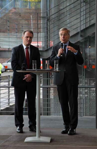Der ehemalige Ministerpräsident von NRW und Bundesminister a.D. Wolfgang Clement (re.) und Christoph Burghaus von der IHK... (Bild: Ernhofer/PROCESS)