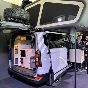 Eines erkennt man auf Anhieb: So großzügig und luftig ist keine andere Dachlösung auf Basis eines Campers im Format des Ford Transit/Tourneo Customs.(Bild:  SP-X/Michael Lennartz)