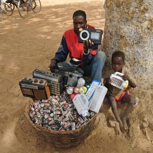 Eine Familie von 20 bis 25 Personen verbraucht in Burkina Faso für ihre Kleingeräte jährlich 900 bis 1100 Einwegbatterien, ein ganzes Dorf ca. 78.000 Zellen.