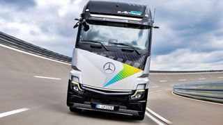 Alpentest bestanden! Mit einem Prototyp des E-Actros 600, der 40 Tonnen schwer war, sind Mercees-Benz-Trucks-Spezialisten mit einer Batterieladung von Stuttgart bis nach Bozen gefahren. Am 10. Oktober feiert der E-Actros 600 dann Premiere. Hier mehr dazu ... (Bild: Mercedes-Benz Trucks)