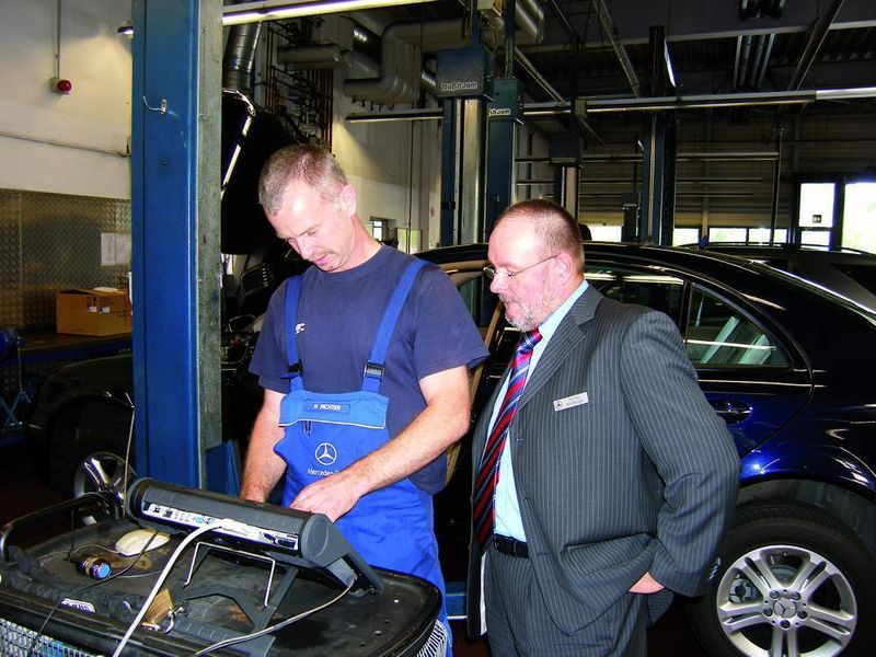 Kundendienstleiter Thomas Vornberger (rechts) stammt aus Würzburg und hat die Werkstatt der Niederlassung Dresden seit Anfang an mit aufgebaut. (Archiv: Vogel Business Media)