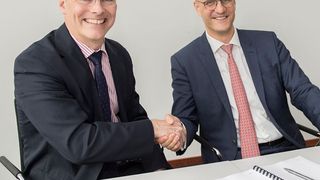 Richard Hatchett (links), CEO der CEPI, und Andreas Kastenbauer, CEO von IDT, freuen sich über die Kooperation.  (BMBF/Hans-Joachim Rickel)