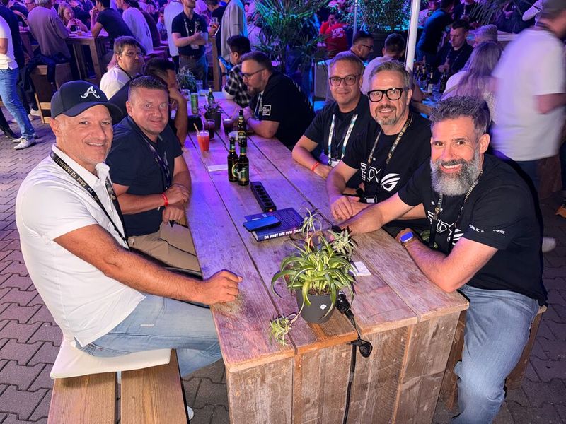 Diese Truppe bleibt lieber weiterhin sitzen: (v. l.) René van Rijn, Andreas Eisenhöfer und Florian Witt (Zeitfracht), Marko Nickel und Daniel Moll (ASUS) (Bild: Vogel IT-Medien)