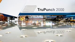 Dank bewährtem Maschinenkonzept, präziser Koordinatenführung und hoher Positioniergenauigkeit fertigt die Tru Punch 2000 maßgenaue Werkstücke. (Bild: Trumpf)