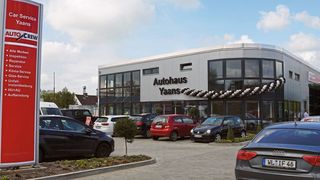 Das neu gebaute Autohaus Yaans steht auf einem rund 15.000 Quadratmeter großen Gelände. (Bild: Yaans Automobile)