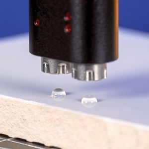 Das DDS-P dosiert in Sekundenschnelle simultan Tropfen von zwei Testflüssigkeiten, deren Kontaktwinkel in der Software automatisch vermessen werden.(Bild:  DataPhysics Instruments)