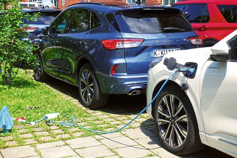 Ford bietet den neuen Kuga in drei Hybridvarianten an – darunter den Plug-in-Hybrid zum externen Aufladen.