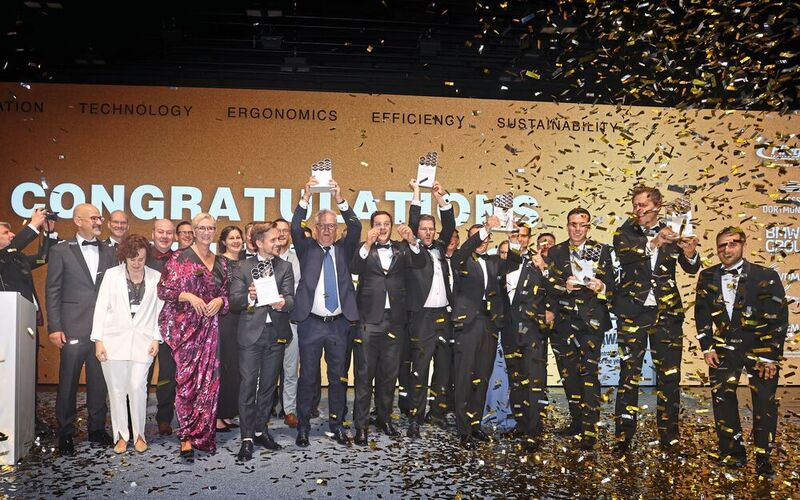 Die Preisträger der Ifoy-Awards, einige Juroren, Mitglieder der Ifoy-Organisation sowie Vertreter der Ifoy-Träger und -Sponsoren im Konfettiregen der 10. Award-Verleihung auf der Bühne der BMW-Welt in München.