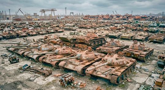 Kritik aus Kiel! Macht der Verteidigungsminister mit den vielen Milliarden das Richtige? Oder gehören klassische Waffensysteme, wie der Panzer oder die Fregatte auf den Schrottplatz, weil alles nur noch digital, per KI oder über Drohnen ablaufen wird? Hier die Meinungen dazu ...(Bild:  KI-generiert)