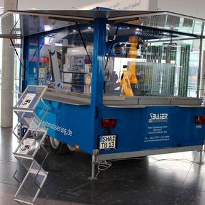 In der vollautomatischen Schank- und Mix-Anlage der Baier Engineering GmbH bereitet ein Kuka Roboter zuverlässig Drinks zu wie ein Barkeeper. (Kuka)