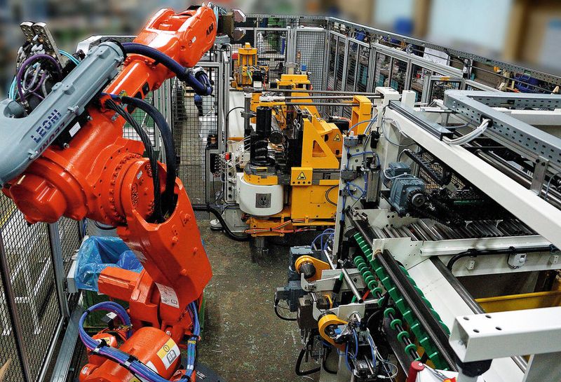 Bild 4: Die für die rationelle Massenfertigung ausgelegten Dornbiegemaschinen von Schwarze-Robitec sind ausnahmslos frei programmierbar und CN-gesteuert. (Bild: Schwarze-Robitec)