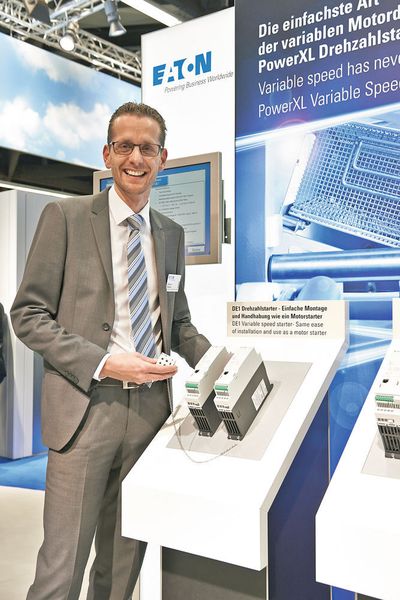 Andreas Miessen, Product Manager Drives bei Eaton, mit dem Drehzahlstarter PowerXL DE1, der auf der SPS IPC Drives vorgestellt wurde. (Bild: Eaton)