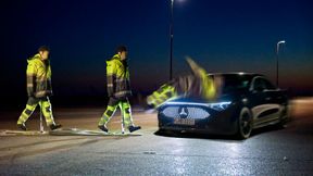 Ein Straßenwachtfahrer würde in seiner Kleidung von einem Notbremsassistenten in der Nacht übersehen werden. (Bild: ADAC/Uwe Rattay)