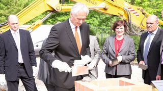 Dr. Harald Grübel, Vorsitzender der Geschäftsführung, bei der Grundsteinlegung. (Bild: Leuze)