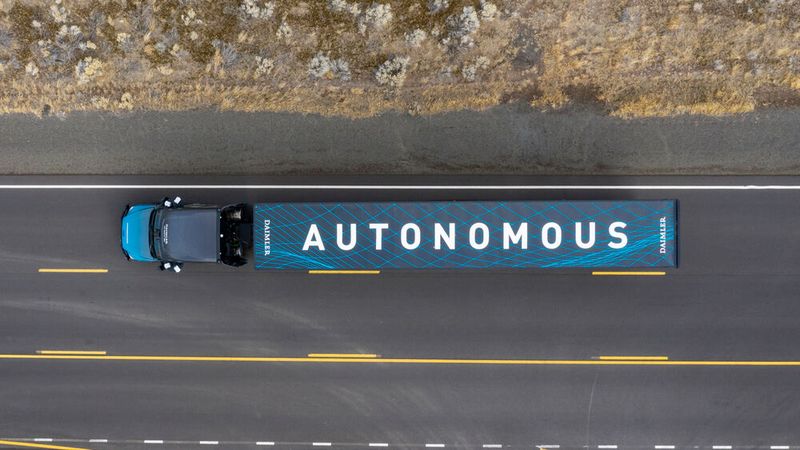 Auch von oben ist der autonom fahrende Truck gut zu erkennen. (Bild: Daimler Trucks)
