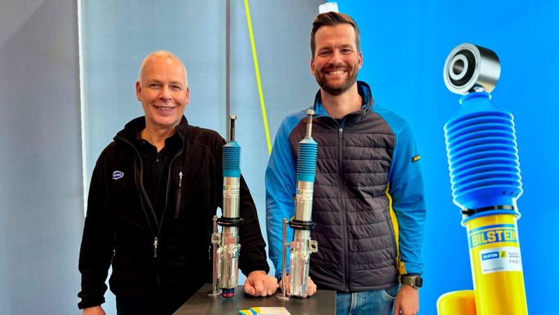 Jan Knoll von Motoo (l.) und Sascha Decker von Thyssenkrupp Bilstein(Bild:  Motoo eG)