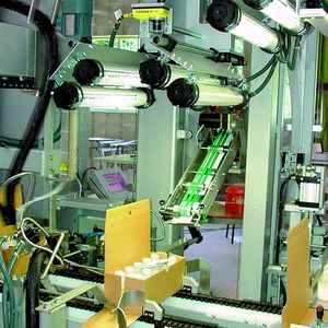 In einem schnellen Takt werden die Pappschachteln automatisch gefaltet und mit Kontrastmittelfläschchen befüllt. Dazu wird eine Medikamentenbroschüre gelegt. Vollständigkeitskontrolle und Versiegelung schließen den Verpackungsprozess ab. Bild: Cognex
