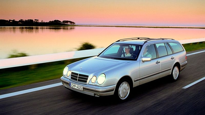 Die Bedingungen für die Gebrauchtwagengarantie für ein 14 Jahre altes Mercedes-Benz T-Modell verfasste der Käufer selbst. So viel Eigeninitiative ging am Ende aber doch schief. (Bild:  © Mercedes-Benz Group AG)