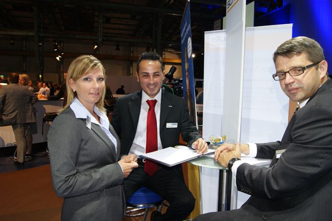 Ohne Kreditmanagement läuft nichts - Hier helfen Ivonne Banzhaf (v.l.) und Kenan Dogan, Tech Data, und Marc Schoeler von der Schufa weiter. (Archiv: Vogel Business Media)