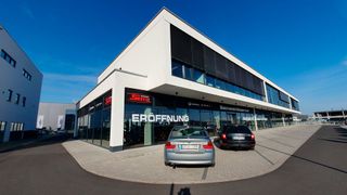 Im Herbst 2022 eröffnete das Autohaus Seitz sein Elektromobilitätszentrum in Niedernberg. (Bild: Mauritz - VCG)