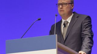 Oliver Welke moderierte die Preisverleihung des IHK Bildungspreises 2014. (Bild: Jens Schicke)
