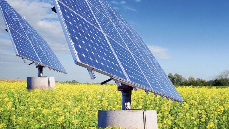 Strom aus erneuerbaren Energien oder auch für synthetischen Kraftstoff: Die CO2-Last im Verkehr muss laut Vorgaben der Politik deutlich sinken. (Bilder:  Franke)