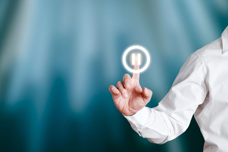 Gönnen Sie sich selbst Pausen! Auch unter Druck ist es wichtig, regelmäßig kurze Pausen zu machen. Diese helfen, den Kopf freizubekommen und neue Energie zu tanken. Ein paar Minuten Bewegung oder frische Luft können Wunder wirken. Anschließend können Sie motivierter und produktiver weiterarbeiten.  (Bild: © Cagkan - stock.adobe.com)