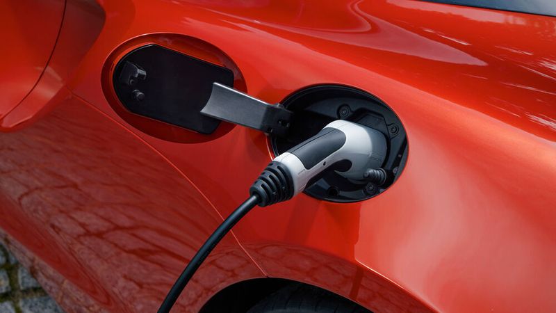 Gespeist wird sie aus einem Akku mit einer nutzbaren Kapazität von 7,4 kWh, der an jeder Haushaltssteckdose binnen 2,5 Stunden geladen werden kann. (McLaren)