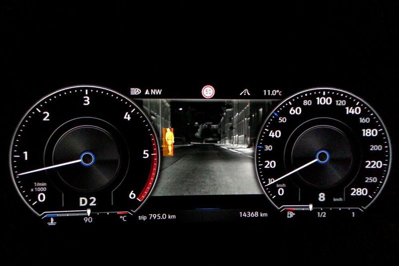 Im Fahrweg befindliche Fußgänger markiert der Assistent auffällig. (Thomas Günnel/Automobil Industrie)