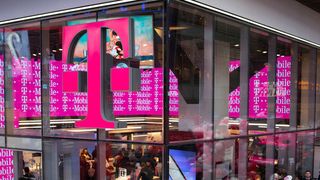 Passwörter, Kreditkarten- oder Sozialversicherungsnummern sind laut T-Mobile von dem Angriff nicht betroffen. (Bild: Andrew Kelly/AP Images for T-mobile)