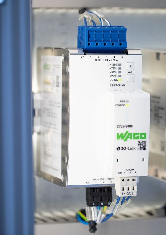 Mit der Pro 2 Stromversorgungsserie hat Wago Netzgeräte von 120 bis 960 Watt im Portfolio. Über ein aufrastbares Kommunikationsmodul lassen sich die Geräte an einen Feldbus anbinden und ermöglichen so einen kontinuierlichen Datenaustausch.(Bild:  Wago)