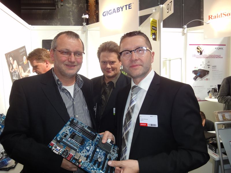 Frank Bösser (m.), G.B.T. Gigabyte, zeigt Matthias Stix (l.) und Marco Goßmann, BoBIT Computer, die neueste Technology, noch behind the curtains... (Archiv: Vogel Business Media)