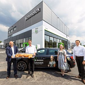 Wo einst die Keimzelle des Unternehmens stand, der Landmaschinenhandel, hat Firmenchef Bernhard Schmolck (2. v. li.) ein neues Skoda-Autohaus samt Reifenlager auf dem Dach gebaut. Für die Marke verantwortlich zeichnet sein Sohn Pascal Schmolck (re.).(Bild:  Schmolck)