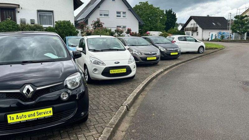 Doch hinter dieser lockeren Art steckt eine klare strategische Ausrichtung: Steffen hat eindeutige Geschäftsfelder identifiziert und bearbeitet diese konsequent. Beispiel gefällg? Über Fahrschul-Umbauten gewinnt er systematisch Fahranfänger und bindet sie langfristig an seinen Betrieb. Mittlerweile betreut er zehn Fahrschulen und verkauft deren Schülern oft das erste, günstige Auto. Die Strategie funktioniert: Von fünf verkauften Autos landen drei regelmäßig im Service, oft wechseln ganze Familien zur Werkstatt. (Bild: Schreiner – VCG)