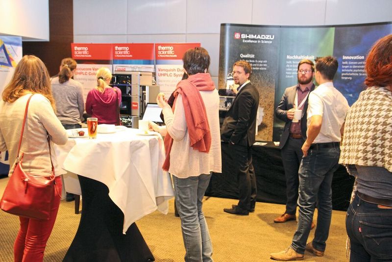 In den Pausen war die Ausstellung des 5. Praxistages HPLC gut besucht. (LABORPRAXIS/Ottleben)