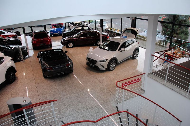 Durch eine Lichtkuppel hat das Autohaus Tageslicht bis in die Kelleretagen. (Bild: Baeuchle/»kfz-betrieb«)